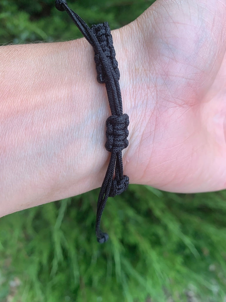Adjustable red string bracelet - sliding square knot - YouTube
